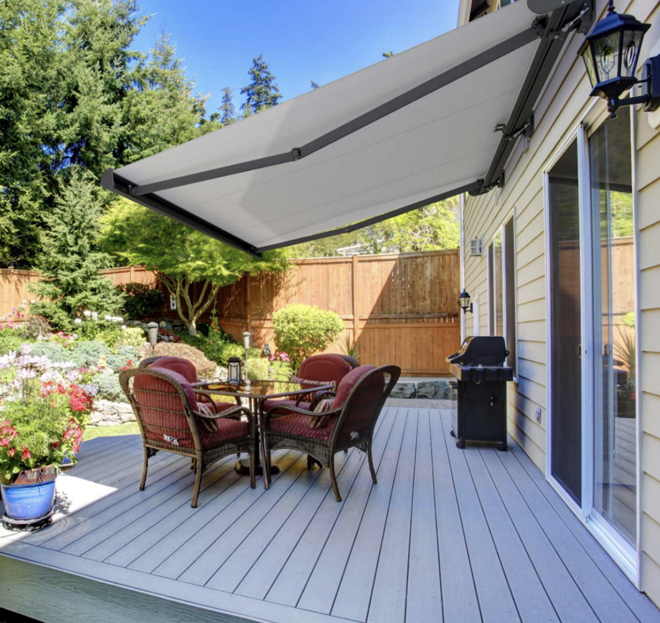 Terrasse mit Markise und gemütlicher Sitzecke